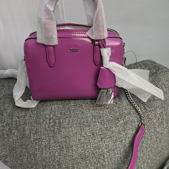 DKNY - Picture 2 of 6